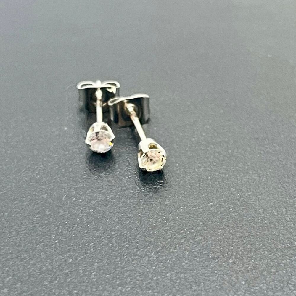 Vintage‎ Studex 585 14k White Gold
Clear Cubic Zirconia 3mm Stud Earrings